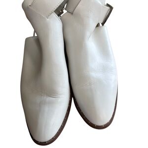 Steve Madden Elegant White Leather Upper Rubber outsole Women's Size 8.5 Buckle